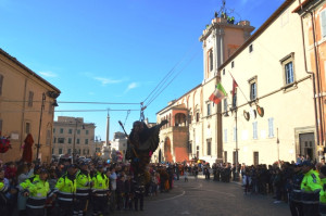 La Befana scende dalla torre dell'orologio