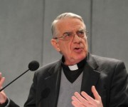 Al via riunione dei cardinali, Lombardi arriva con rosa e mimose