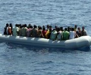 Gommone carico di migranti soccorso nel canale di Sicilia