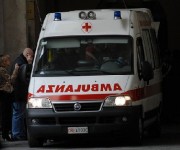 *Incidenti stradali/ Auto sul marciapiede:travolte 3 donne, gravi
