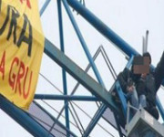 Operai barricati su una gru a Genova - Non ci pagano da mesi