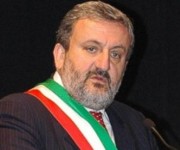 Prova a darsi fuoco in comune a Bari, sindaco Emiliano sventa il tentativo