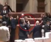 Il sindaco Marino colpito alla testa da una gomitata