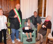 Il sindaco Mazzola e l'assessore Leoni con la signora Grispini