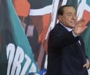 Berlusconi decaduto. Ma rassicura i suoi - «Resto in campo»