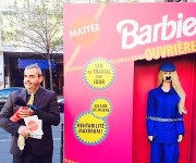Francia, 'Barbie operaia' denuncia lo sfruttamento nelle fabbriche cinesi