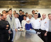 I due calciatori della SSCNapoli con lo staff di cucina - La Napoli spagnola – Fusione di popoli e gusto, con tripudio per i calciatori della SSCNapoli.4