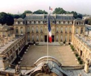 In auto contro cancello dell'Eliseo, protesta di un italiano contro i tagli al teatro