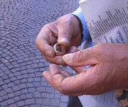TRUFFA DELL'ANELLO D'ORO FALSO
