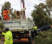 Tarquinia, il gruppo comunale della ProCiv rimuove rami e alberi caduti sulle strad