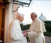 Visita di Papa Francesco al Papa emerito per gli auguri natalizi