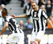 vidal - chiellini - Irrefrenabile Juve - 2-0 al Bologna e fuga in vetta