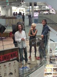 Il palco dello Smeraldo. A sinistra, Pietro Contorno (produzione) a destra, il regista Emanuele Gamba.