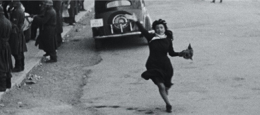 Anna Magnani in una celeberrima scena di "Roma Città Aperta" (1945) di Roberto Rossellini.