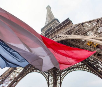 FRANCIA 2027, GLUCKSMANN SCENDE IN CAMPO: LA SFIDA DEL CENTROSINISTRA PER L’ELISEO