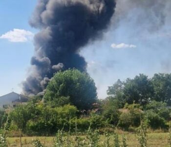 “Brucia in provincia di Frosinone un deposito di plastica da riciclare: preoccupazione di cittadini e Istituzioni, danno per l’ambiente e per l’economia”